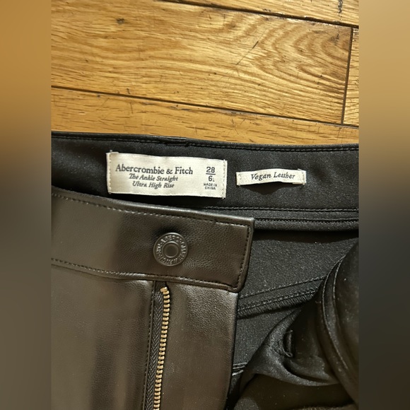 Abercrombie & Fitch Curve Love Vegan Leather 90s Straight Pant - Size 28 / 6L - Picture 5 of 7